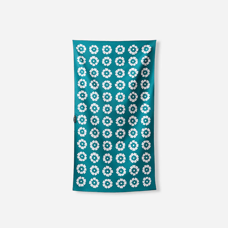 Nomadix Ultralight Towel: Fresh Flowers Teal Ocean