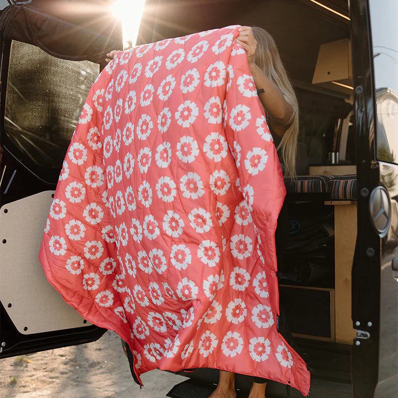 Nomadix Puffer Blanket: Fresh Flowers Coral 2