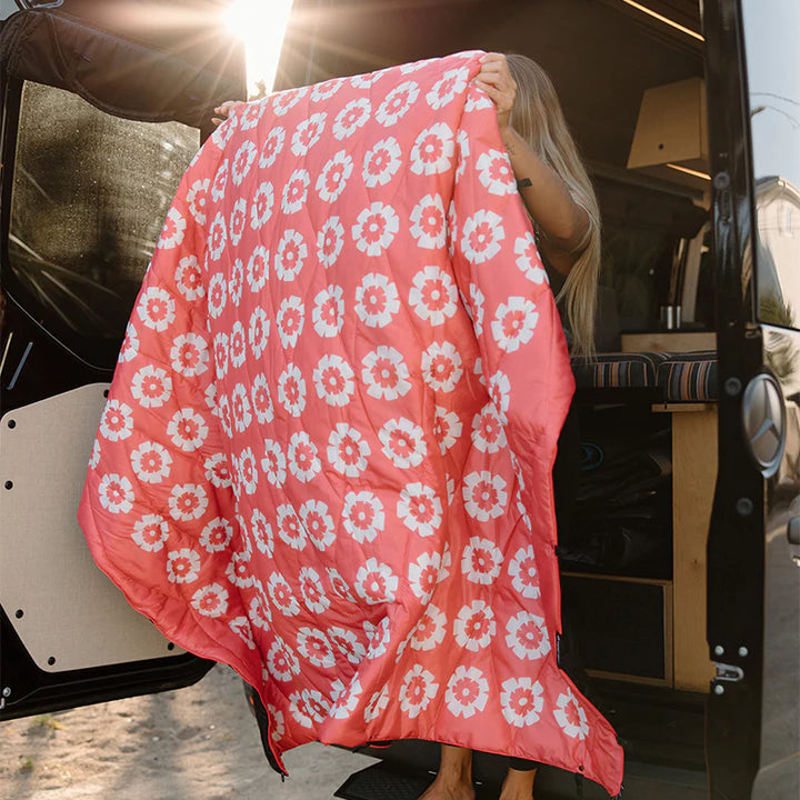 Nomadix Puffer Blanket: Fresh Flowers Coral 2