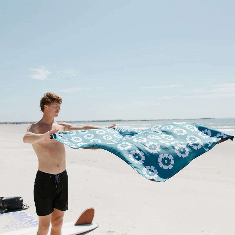 Nomadix Ultralight Towel: Fresh Flowers Teal Ocean 2