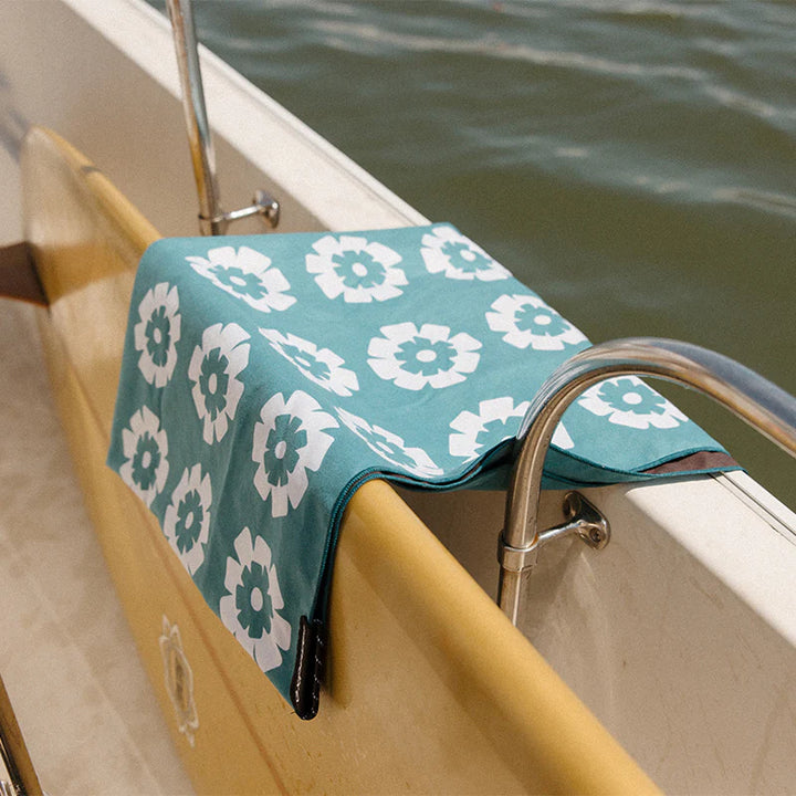 Nomadix Ultralight Towel: Fresh Flowers Teal Ocean 4